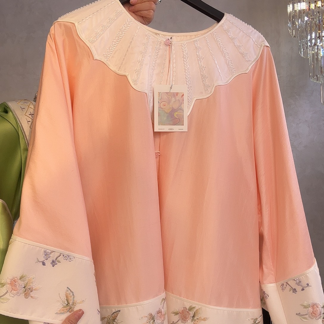 双宫丝云肩苏绣对襟上衣120