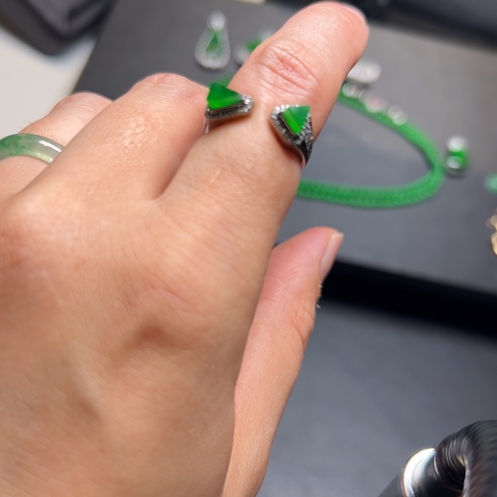 翡翠戒指未镶嵌夭然缅甸翡翠戒指