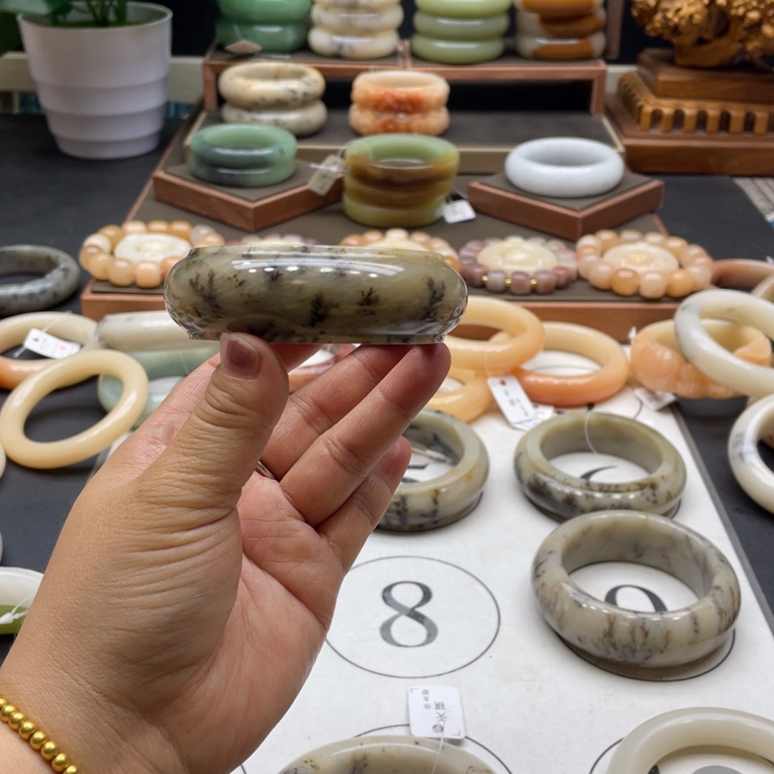 H***M石英岩玉未镶嵌手镯