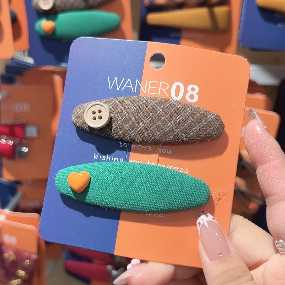 非金属绿色爱心扣子掰掰