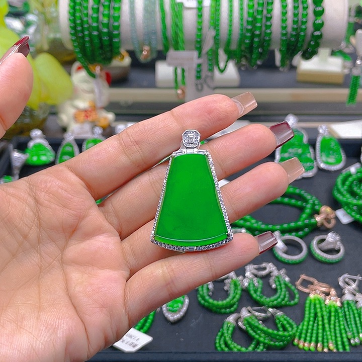 翡翠颈饰银S925镶嵌风*儿一刀切无事牌