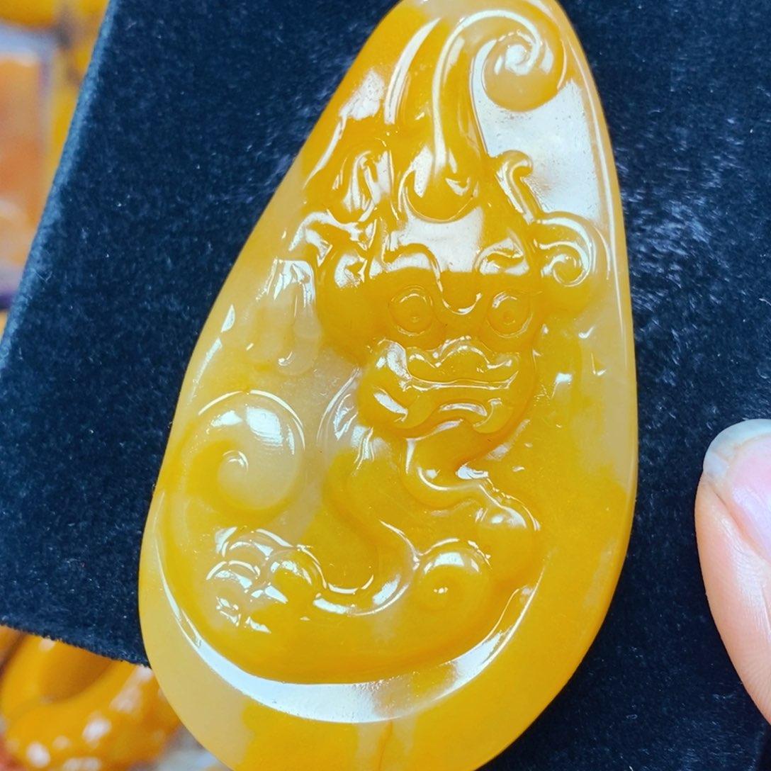 未镶嵌石英质玉（黄龙玉）颈饰