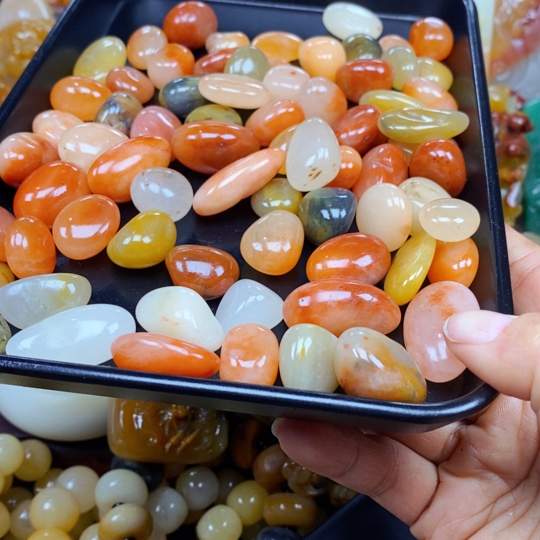 石英质玉（黄龙玉）颈饰未镶嵌