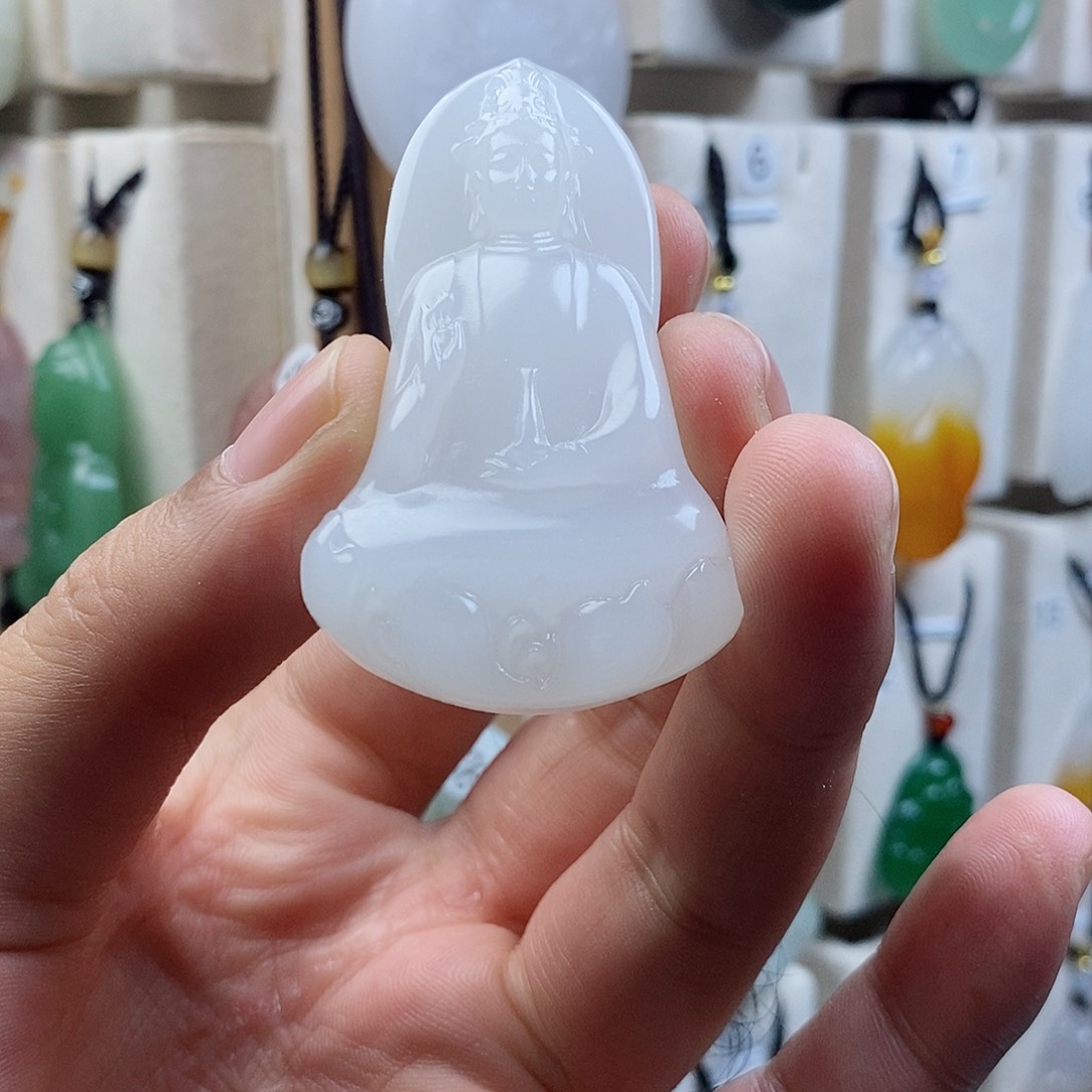 颈饰未镶嵌石英质玉（金丝玉）