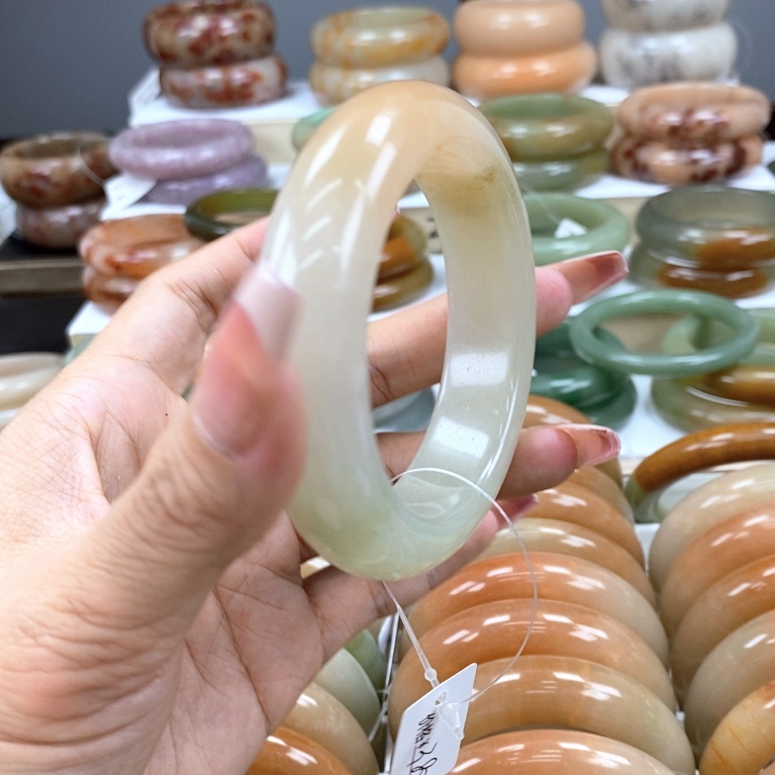 石英质玉手镯未镶嵌宜*斋