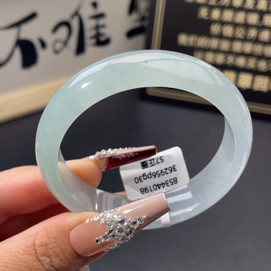 翡翠未镶嵌手镯冰蓝起微光正圈手镯