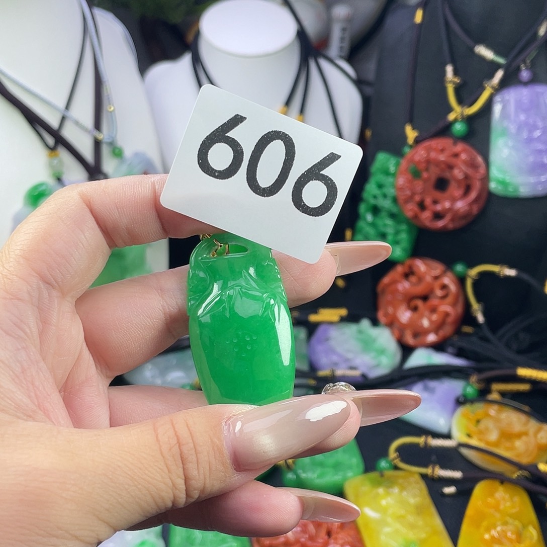 翡翠未镶嵌吊坠(赠链)