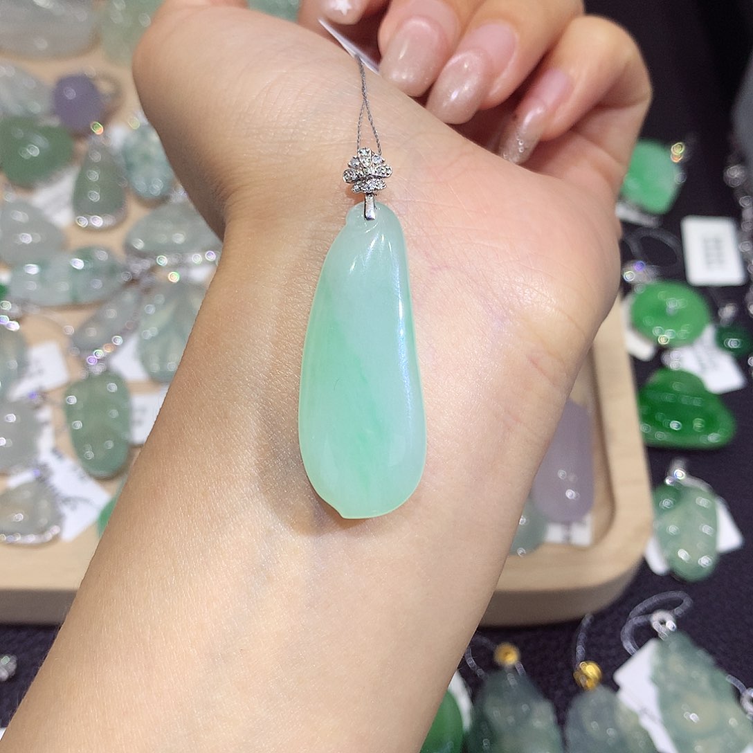 翡翠18K金镶嵌颈饰k***”瓜