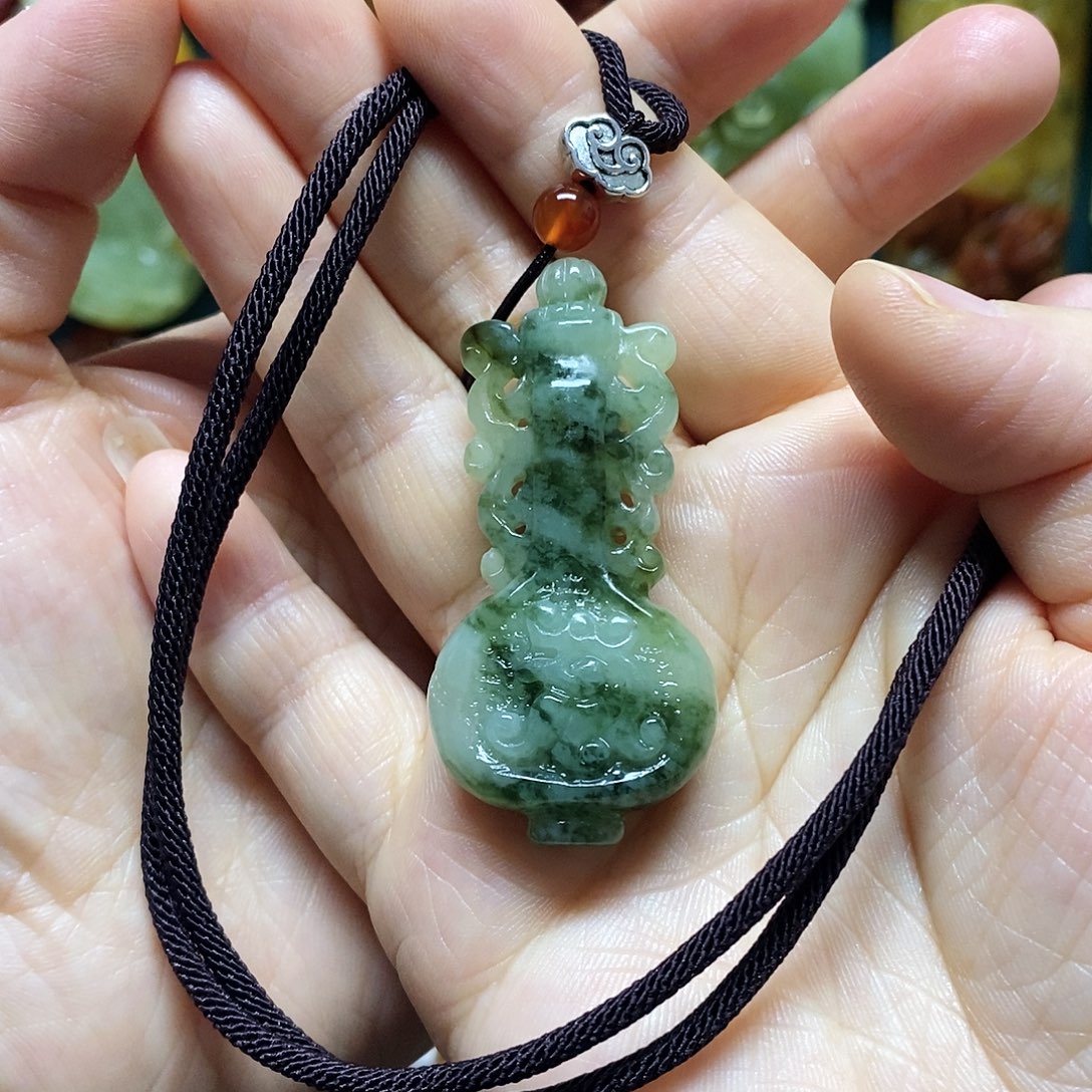 岫玉未镶嵌吊坠(赠链)