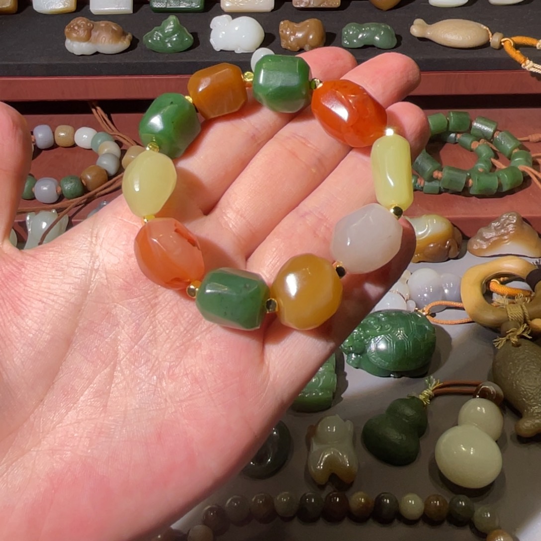 米****和田玉未镶嵌颈饰