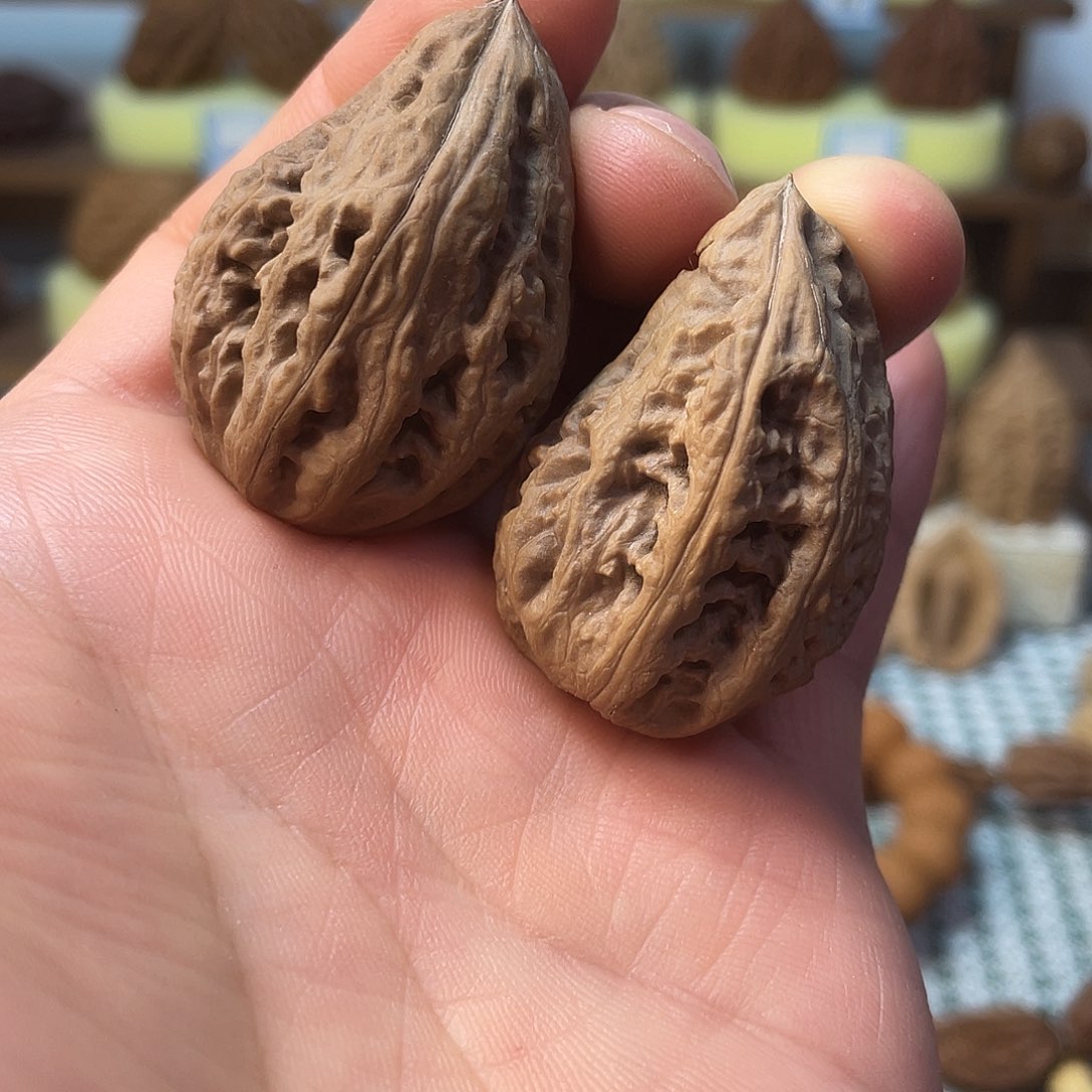 文玩核桃把件怀抱子异形