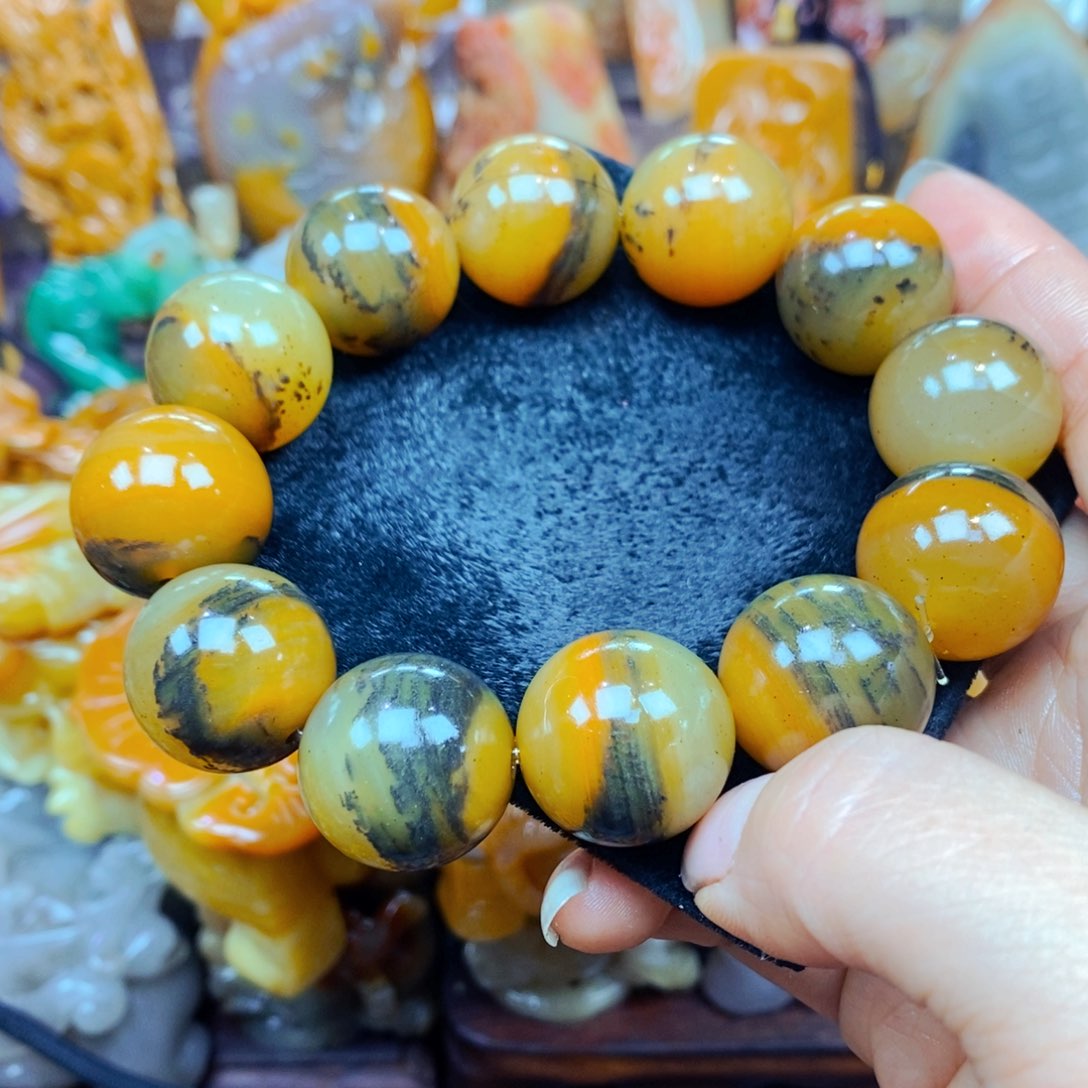 未镶嵌石英质玉（黄龙玉）颈饰