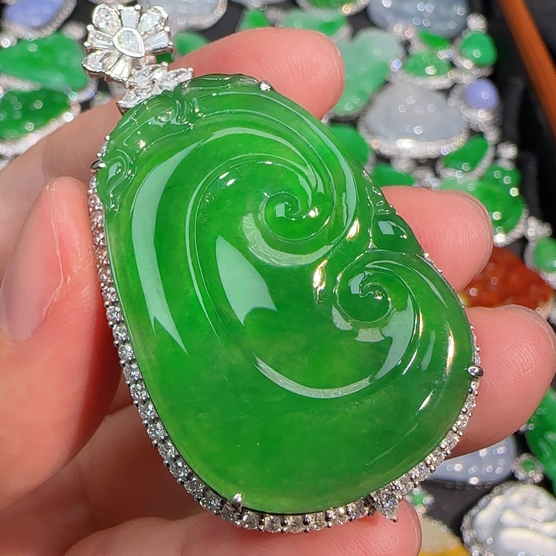 翡翠颈饰18K金镶嵌冰种黄阳绿大如意