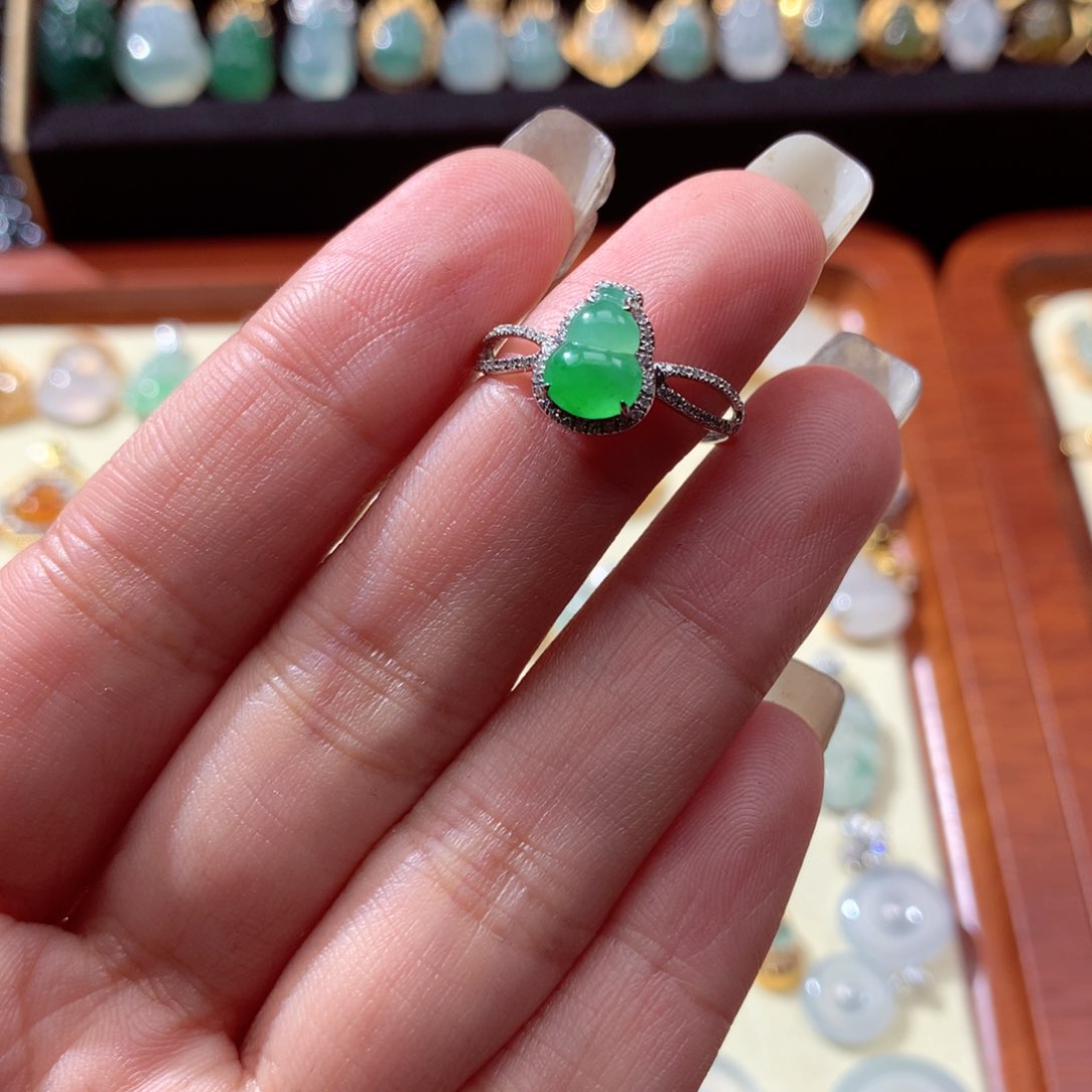 翡翠颈饰18K金镶嵌艺*翡翠