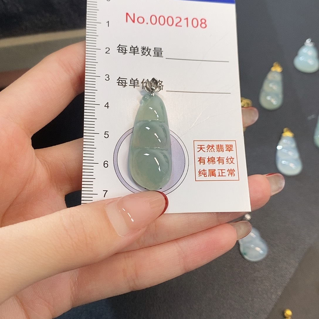 小***）翡翠18K金镶嵌颈饰