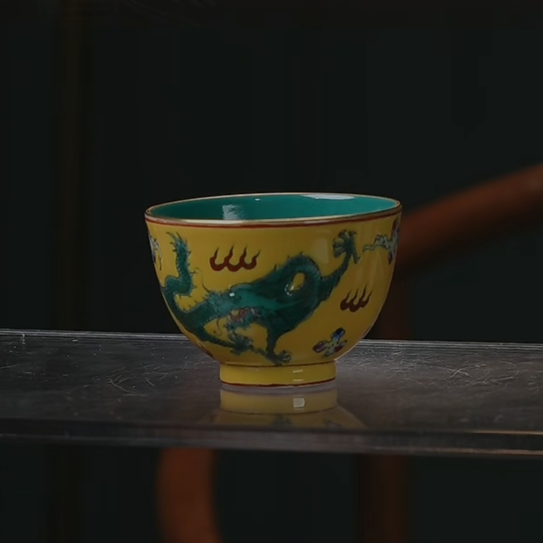 D内松石绿地外黄地粉彩绿龙戏珠纹杯
