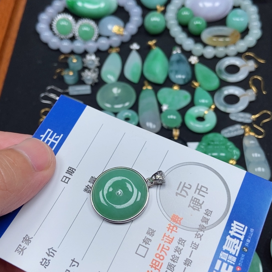 翡翠未镶嵌颈饰扣子