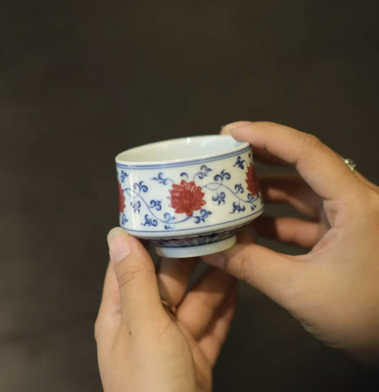景德镇手工手绘青花釉里红缠枝莲马蹄杯