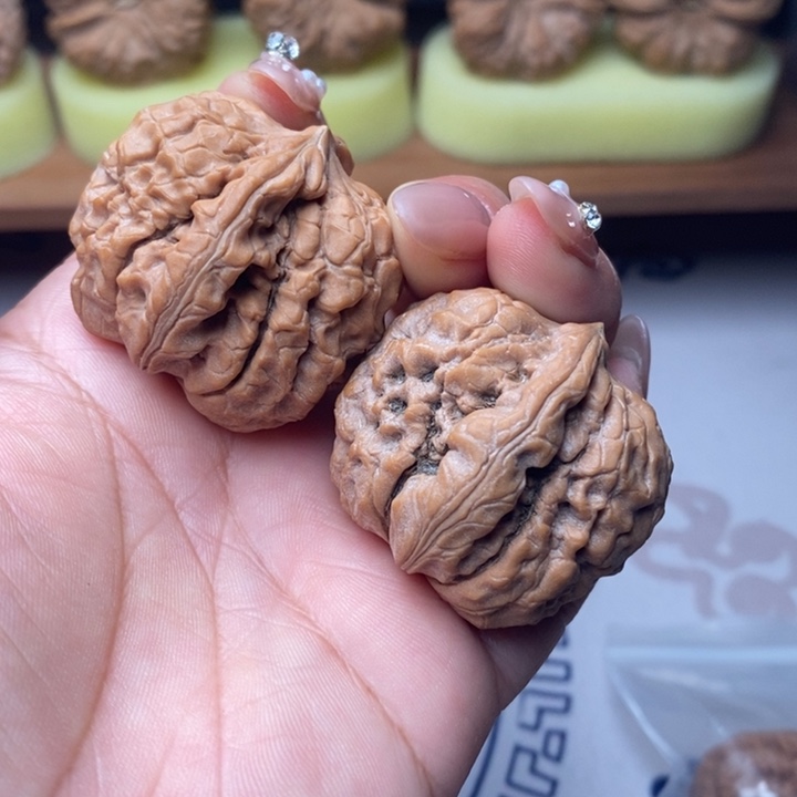 大叶紫檀（黑酸枝木类）文玩核桃甲骨文