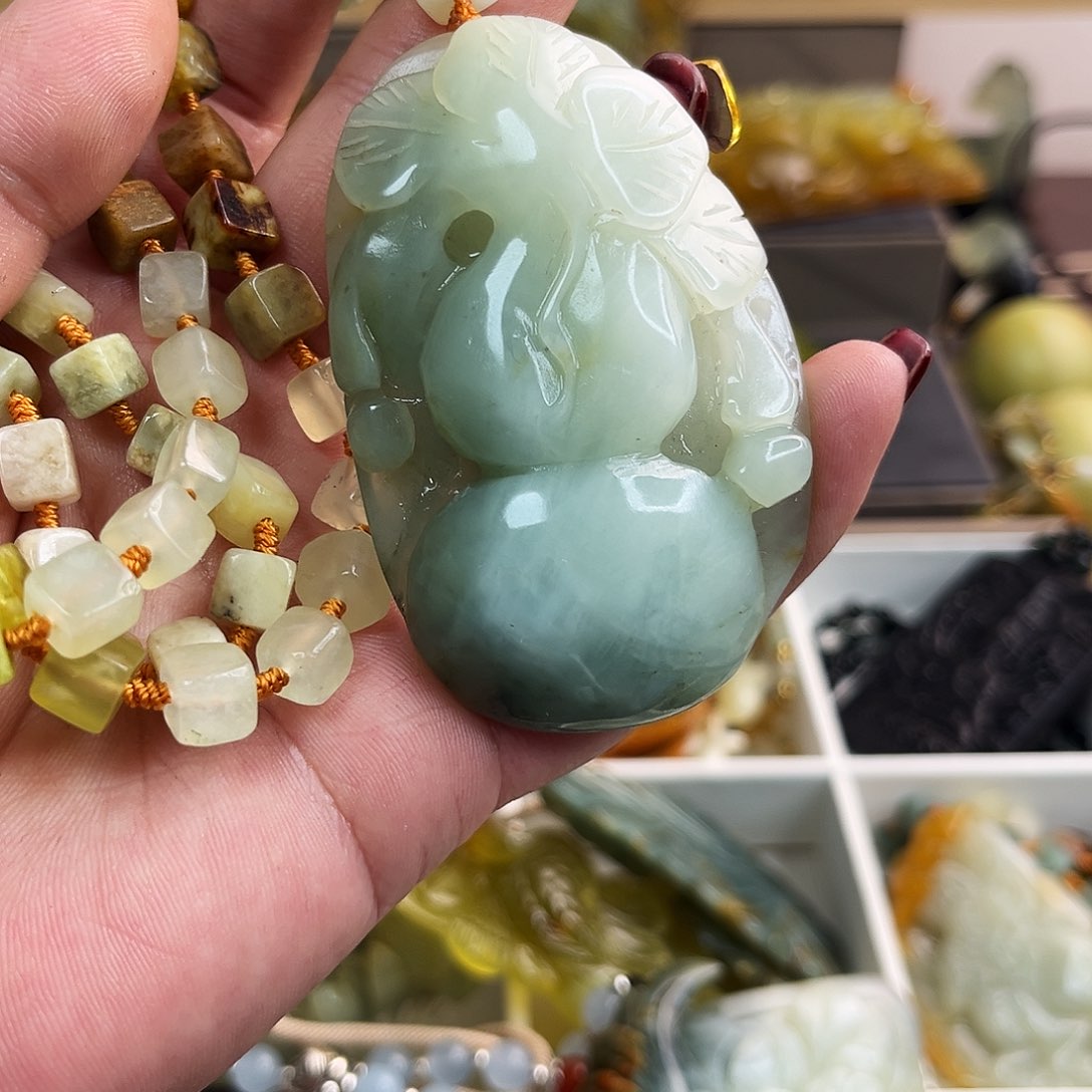 蛇纹石玉颈饰未镶嵌