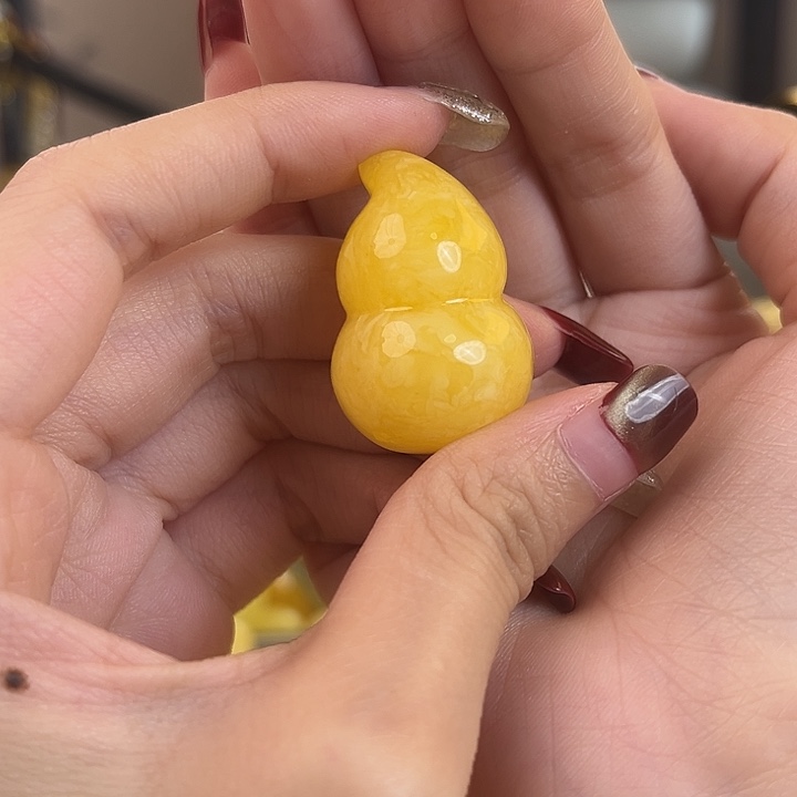 裸石琥珀未镶嵌8.2g鸡油黄蛋花妖葫芦