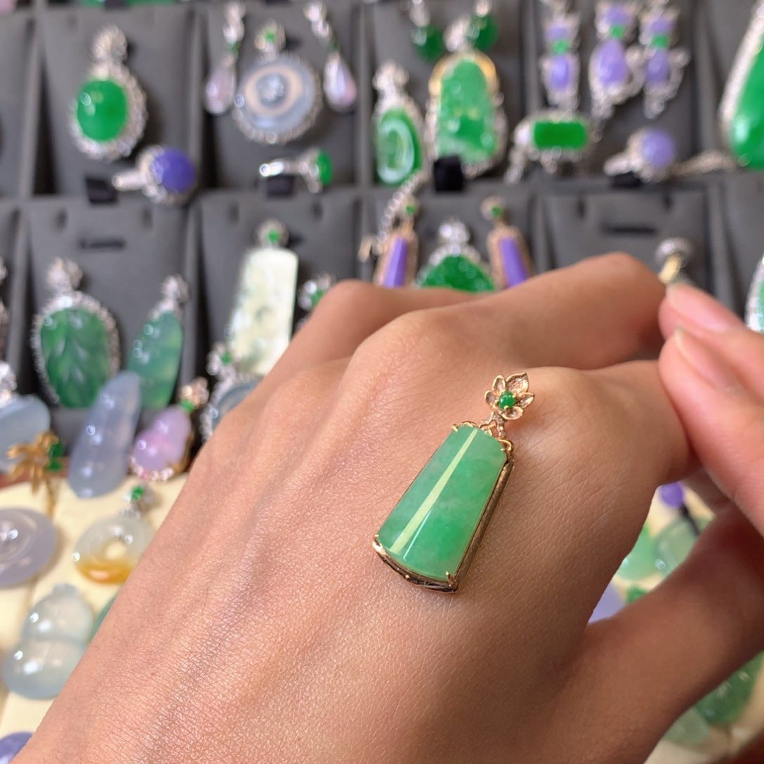 翡翠颈饰18K金镶嵌吊坠