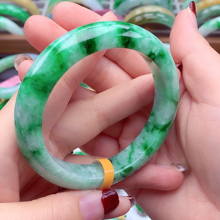 翡翠手镯未镶嵌翡翠