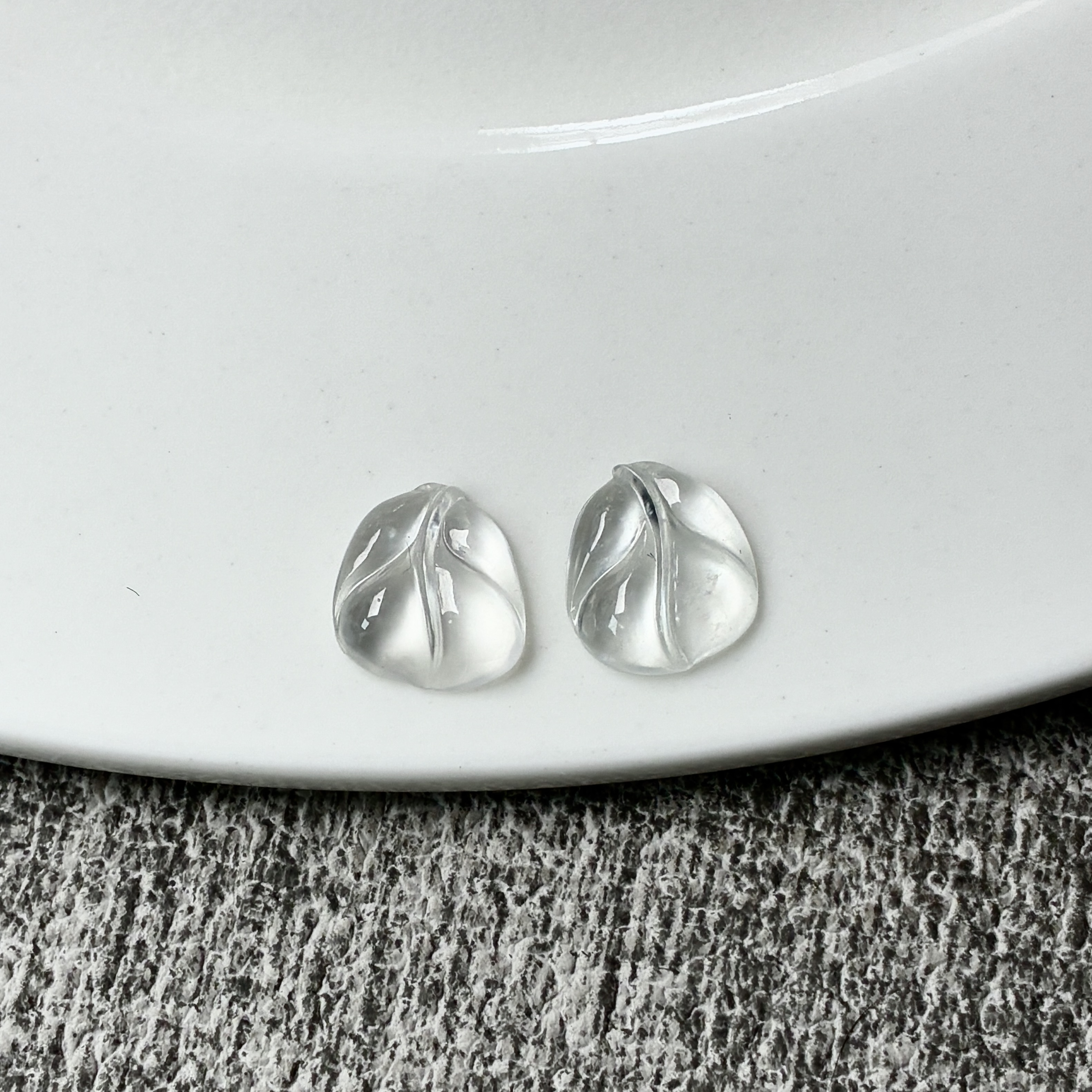 天然a货缅甸翡翠10.6/9.1/2.2，10.2/9.5/2.3玻璃种叶子一对耳饰