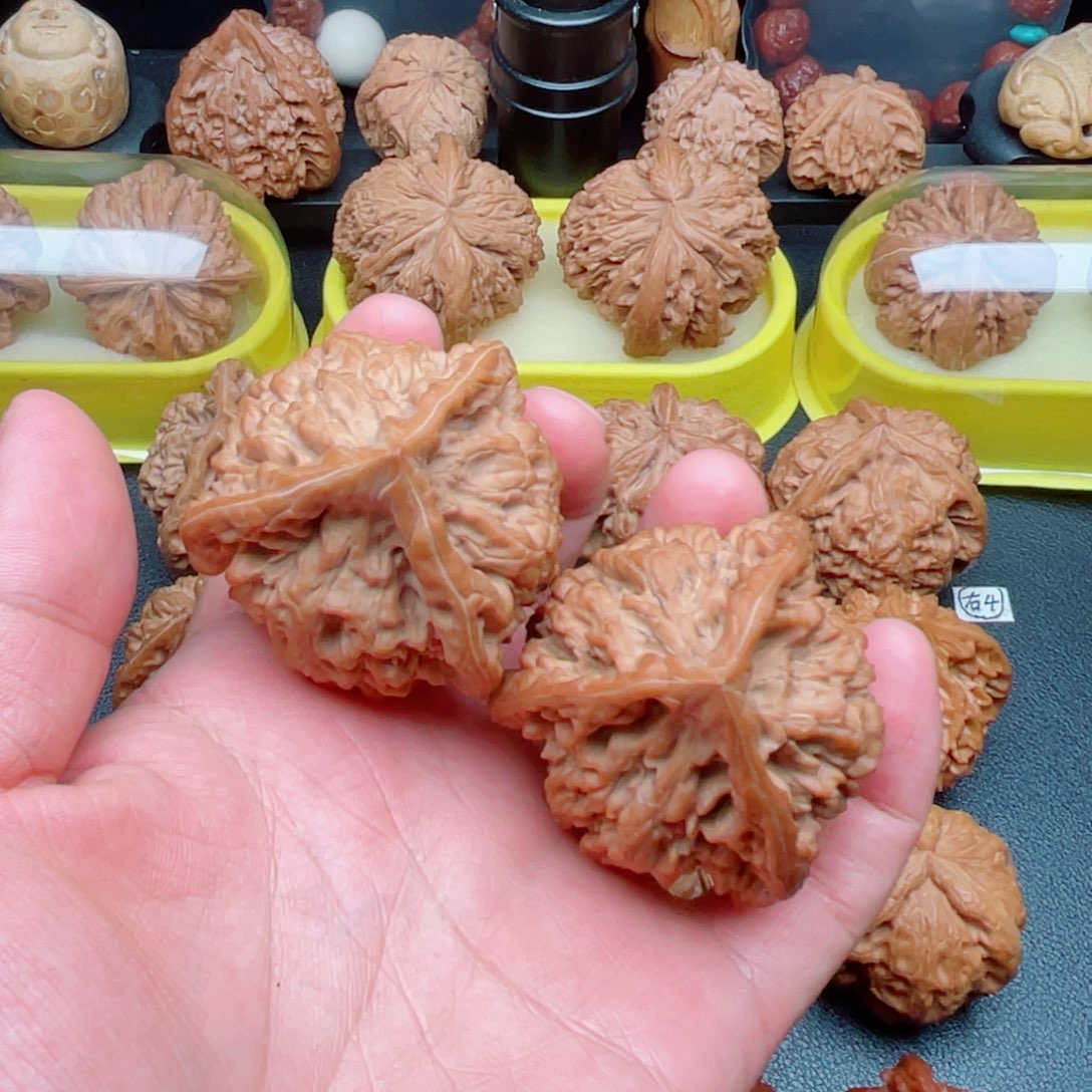 文玩核桃把件麒麟纹官帽三棱47×46×46