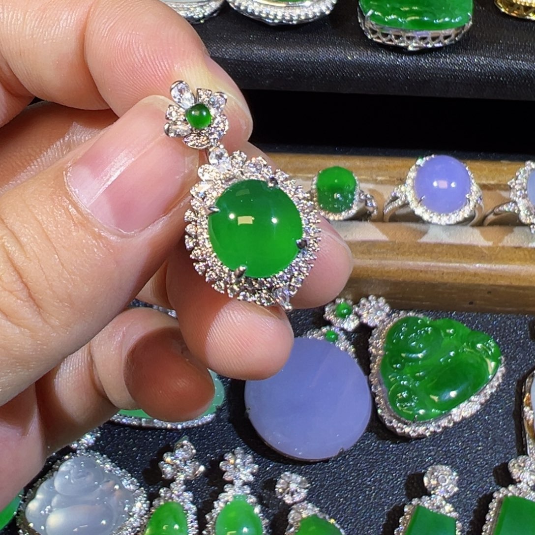 颈饰18K金镶嵌翡翠缅甸翡翠