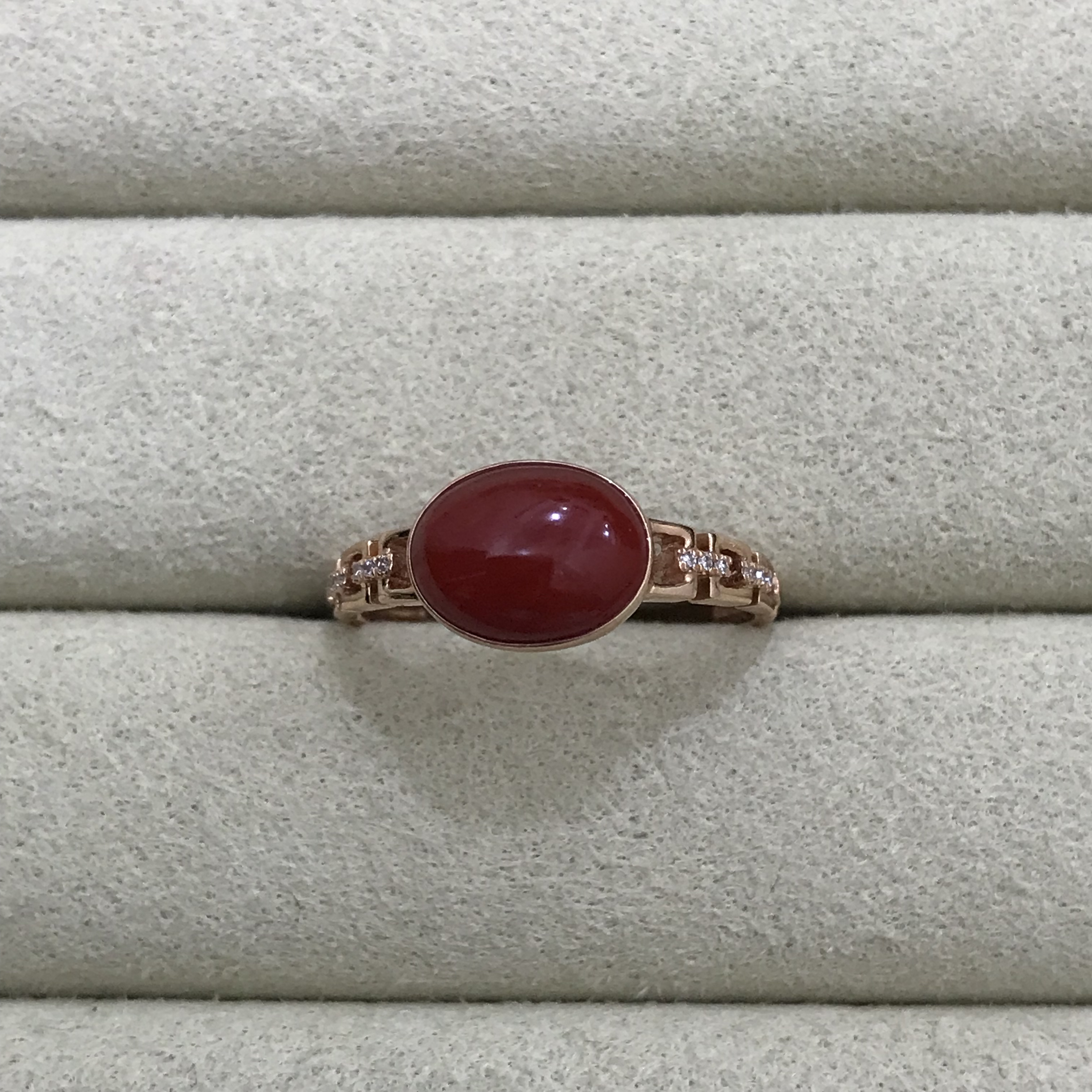 红珊瑚阿卡镶嵌18k金戒指