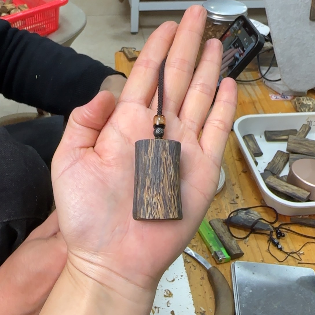 沉香吊坠素牌绿奇8.6克