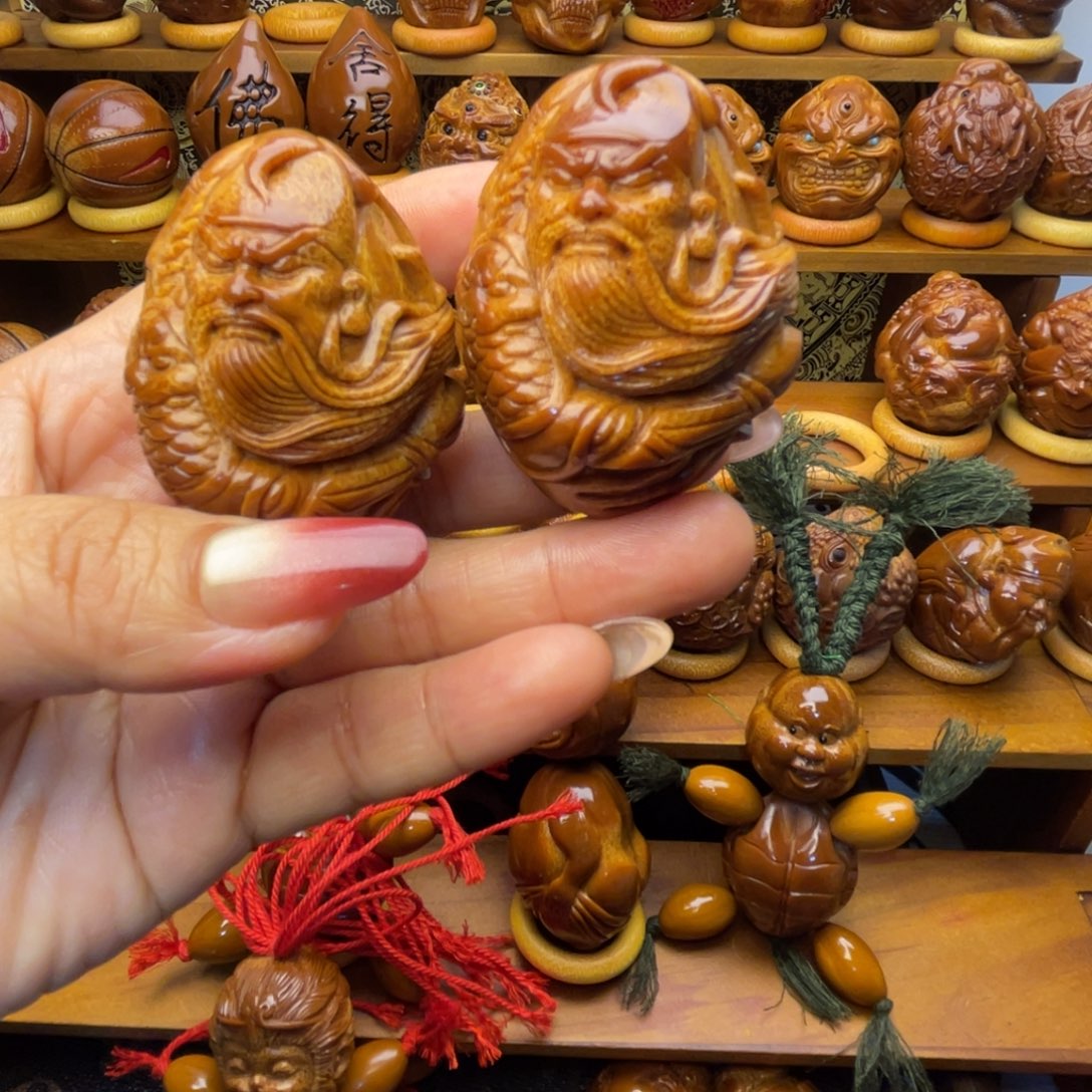 娘***娘橄榄核吊坠关公手球