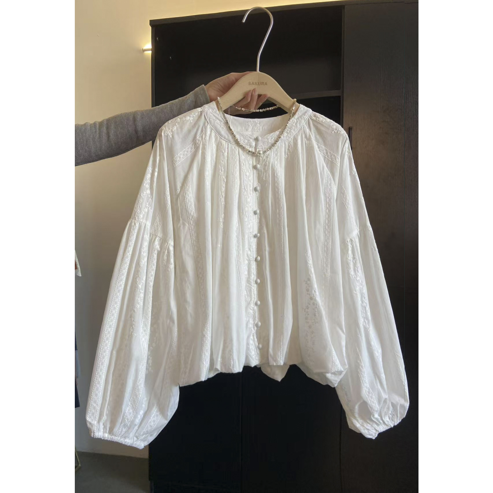 璎婲sᴀᴋᴜʀᴀ【风拂白夜】曼法式圆领重工刺绣压褶设计感花苞下摆衬衫