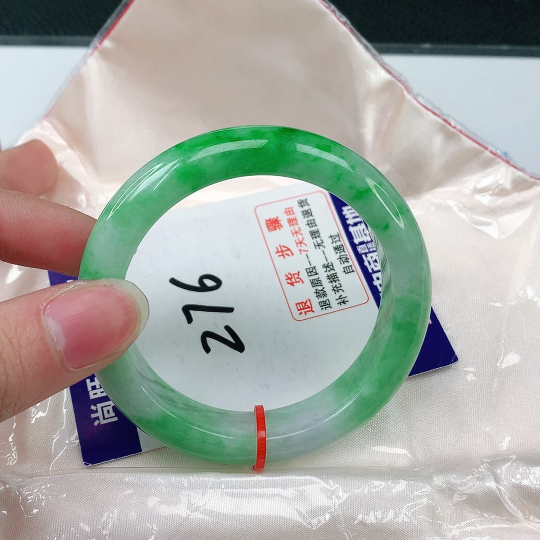 翡翠手镯未镶嵌翡翠