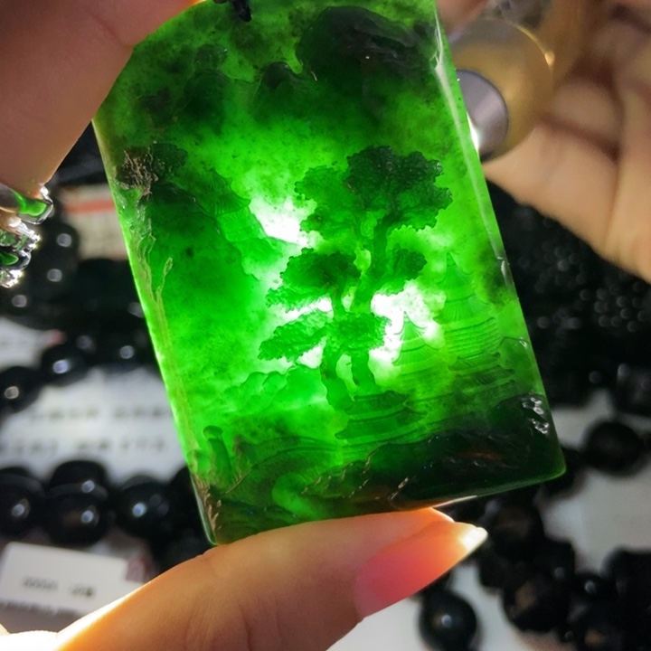 翡翠未镶嵌颈饰山水