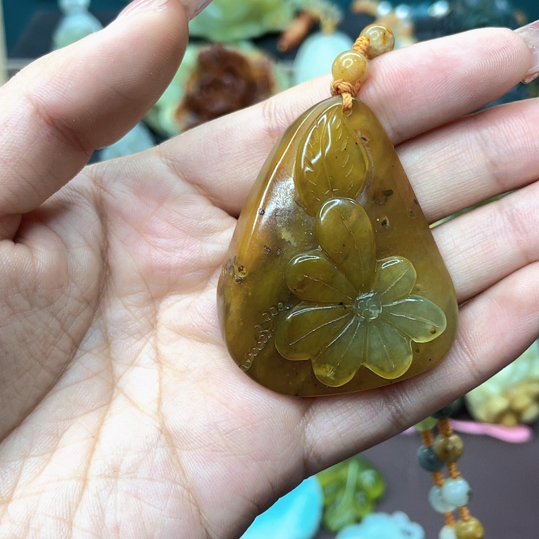 蛇纹石玉挂件未镶嵌