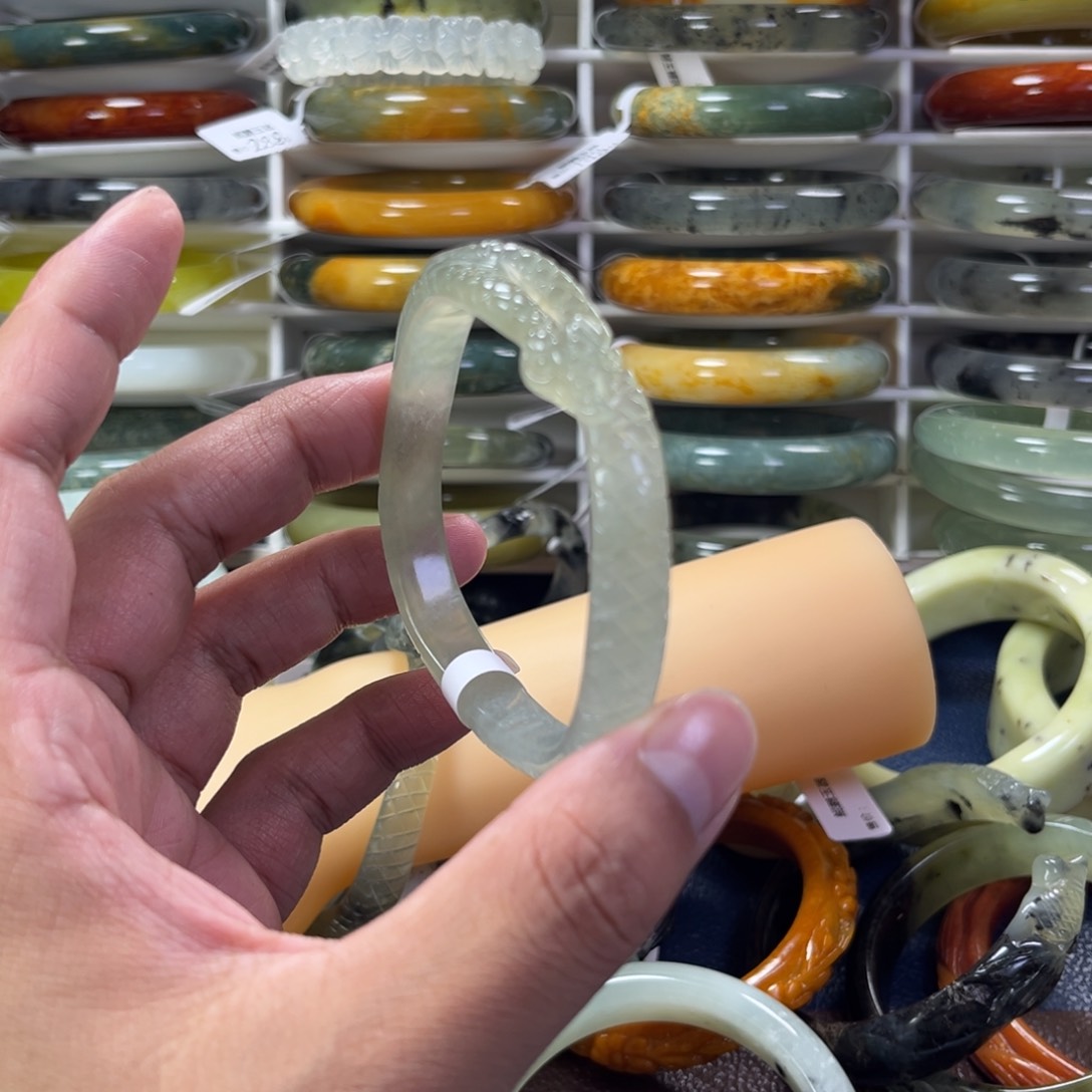 蛇纹石玉手镯未镶嵌