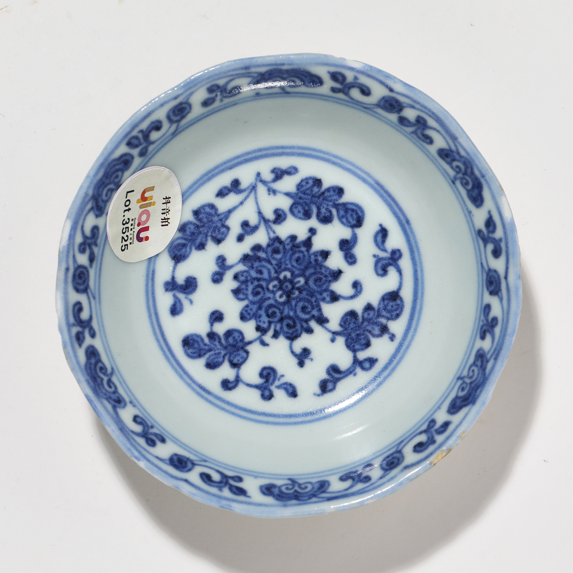 3525清乾隆·青花花口缠枝莲纹小碟【古董拍卖】