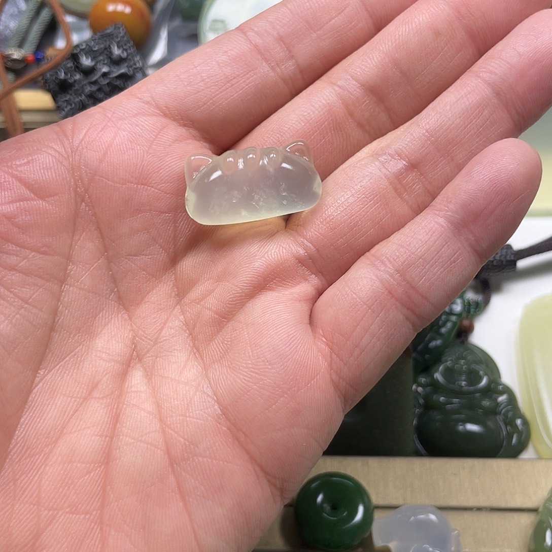 シ***凉蛇纹石玉未镶嵌颈饰