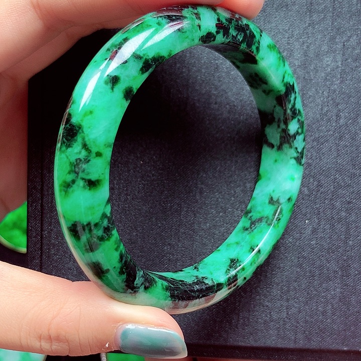 翡翠手镯未镶嵌翡翠