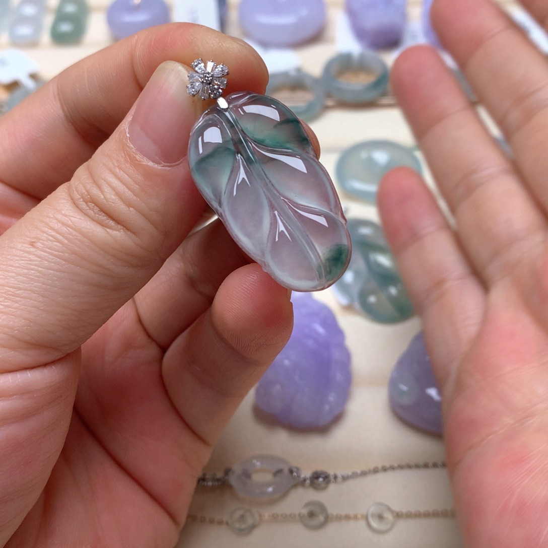 翡翠18K金镶嵌颈饰翡翠叶子