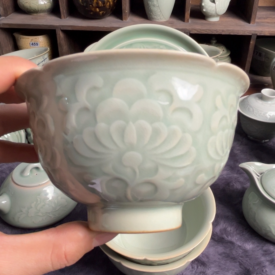 瓷天青色菊纹小碗