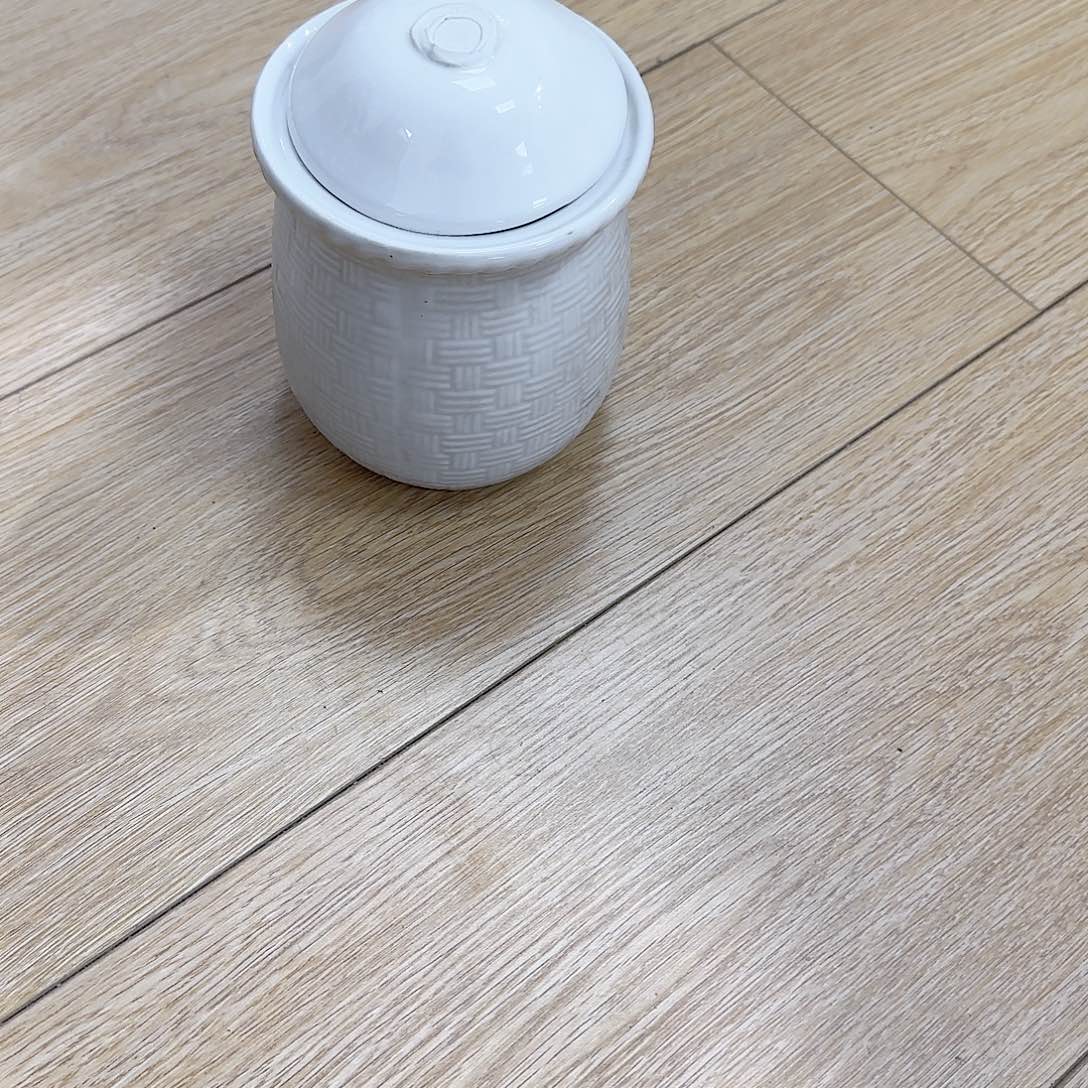 瓷片两个罐子两个勺子。   