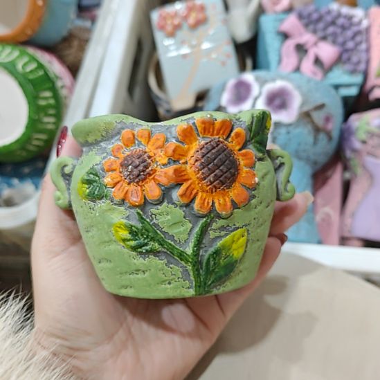 当场拍满15元发货不凑不发，花盆盆口不方不圆有针孔黑点是正常的，