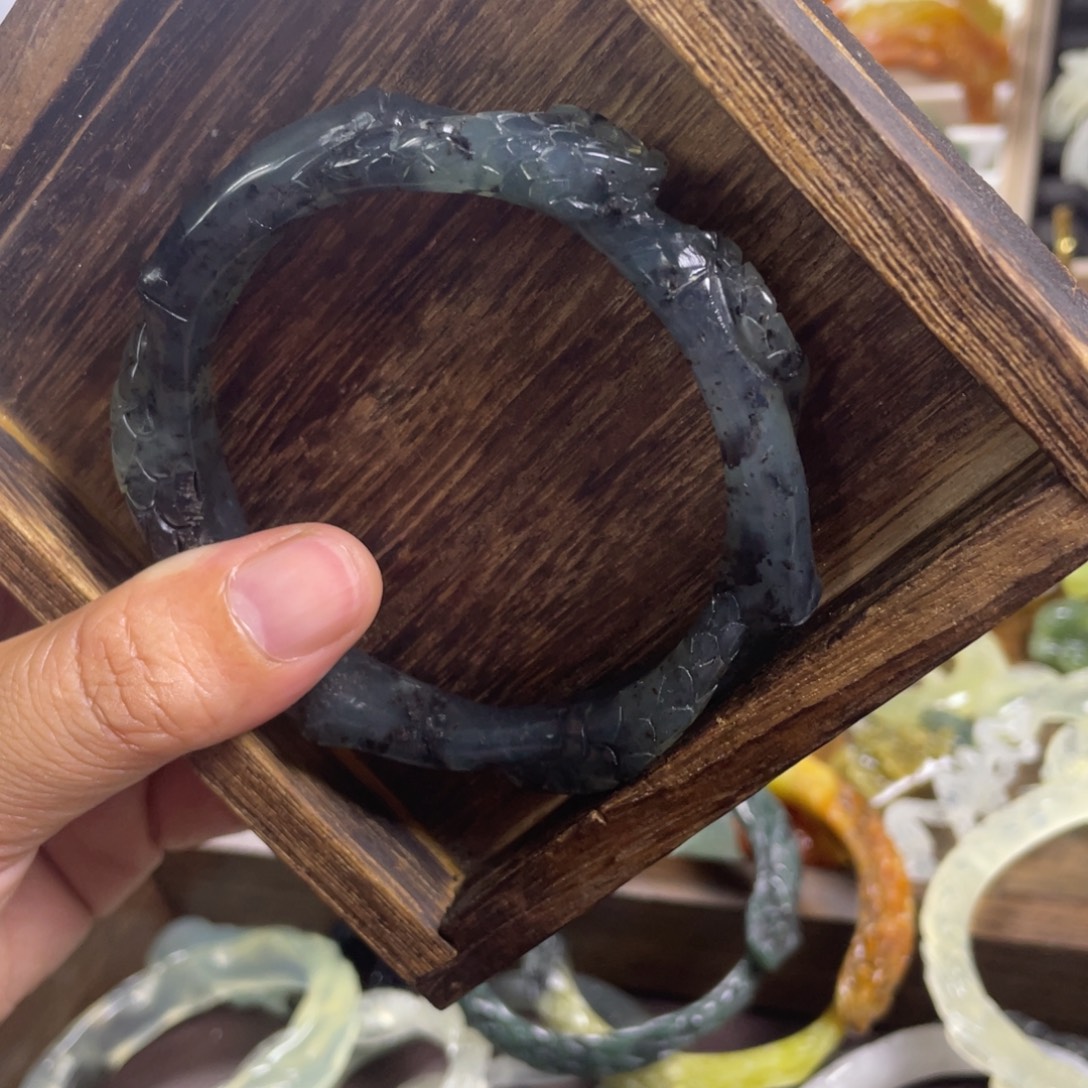 未镶嵌蛇纹石玉手镯