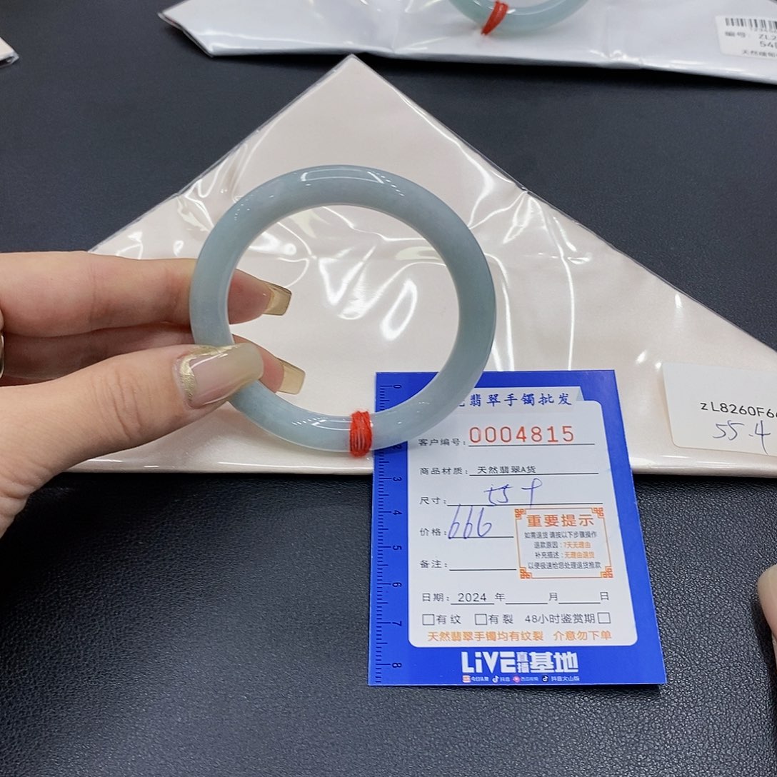 翡翠手镯未镶嵌.*翡翠手镯