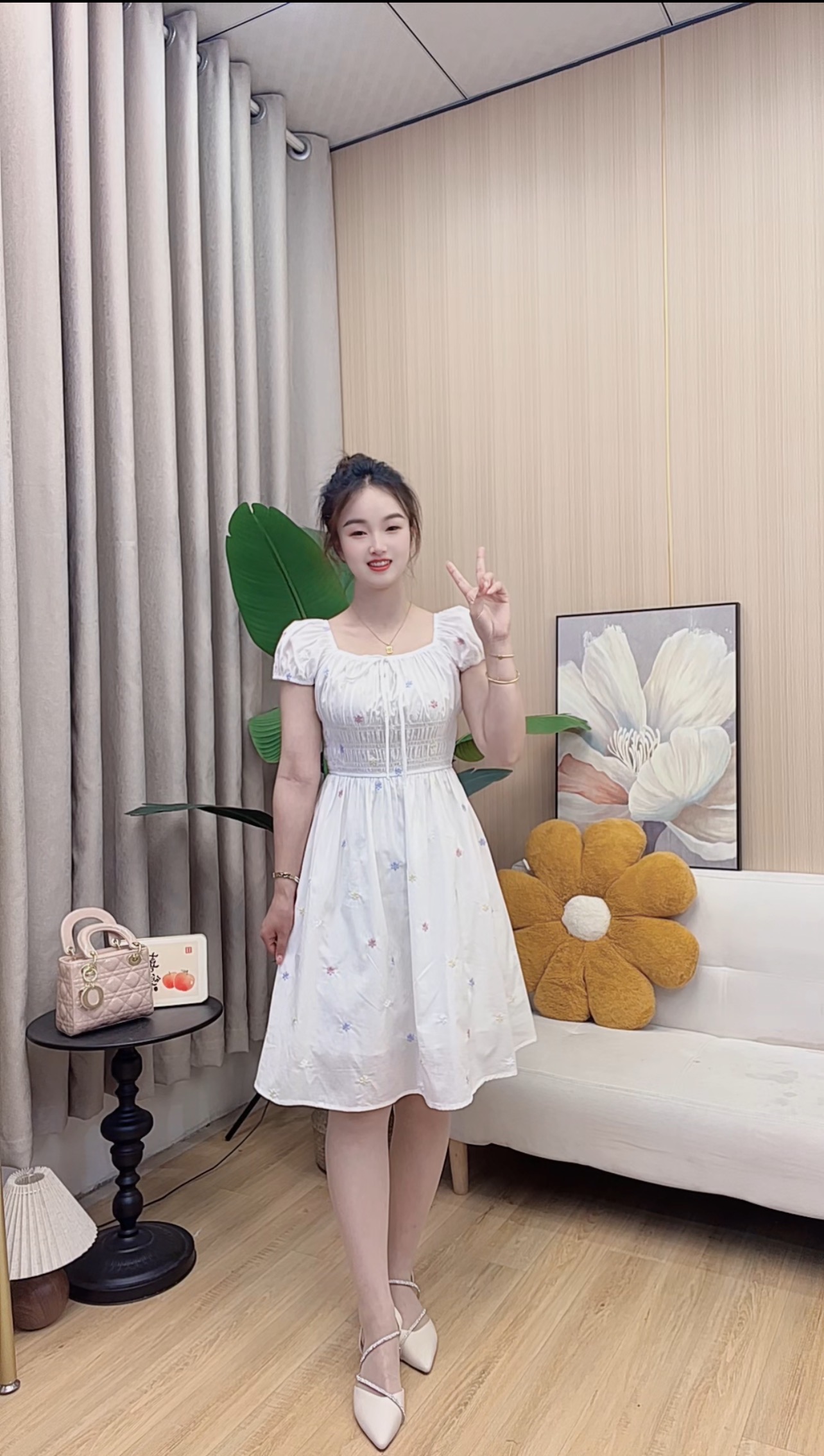 新款泡泡袖刺绣通勤夏季连衣裙设计师显瘦时尚气质法式轻奢女装