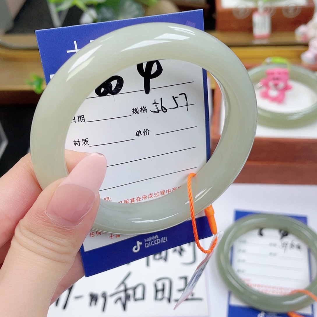 和田玉未镶嵌手镯