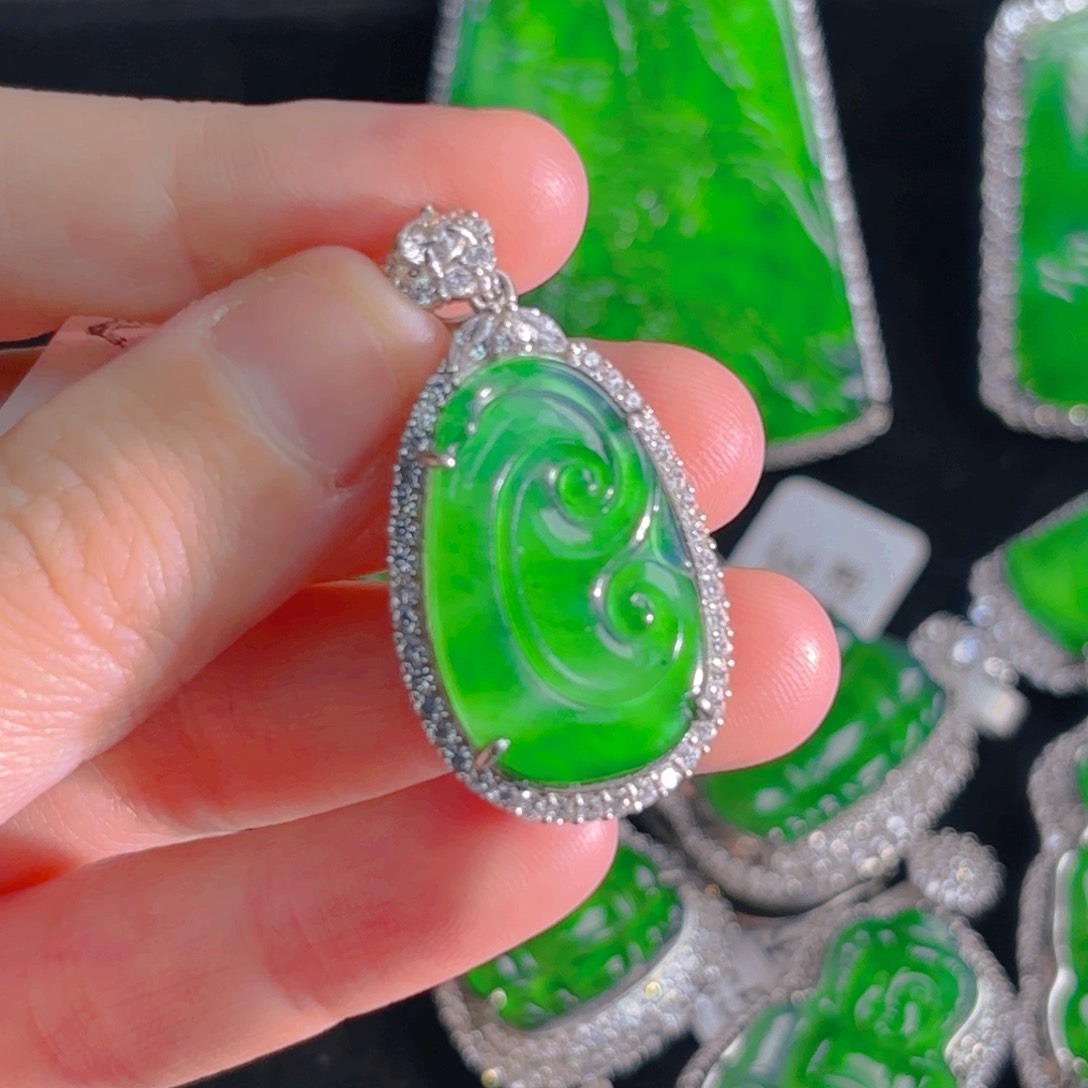 翡翠银S925镶嵌颈饰如意